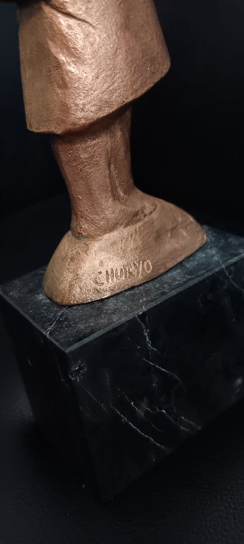 ブロンズ製女性像 鶏を持つ置物 約25cm Sato Churyo