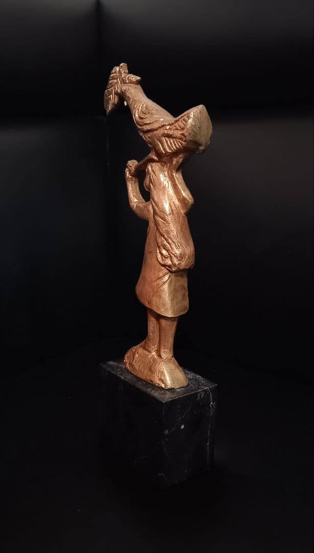 ブロンズ製女性像 鶏を持つ置物 約25cm Sato Churyo