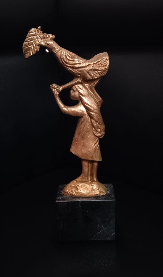 ブロンズ製女性像 鶏を持つ置物 約25cm Sato Churyo