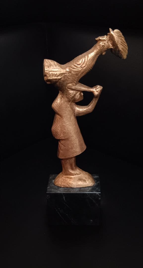 ブロンズ製女性像 鶏を持つ置物 約25cm Sato Churyo