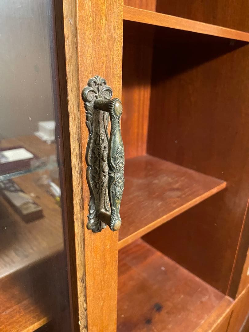 木製ガラス扉付き収納棚・食器棚