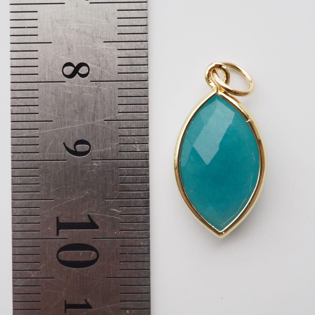 【抹茶】《1点限定/現品です》サニーグリーン翡翠の大粒枠留めトップ