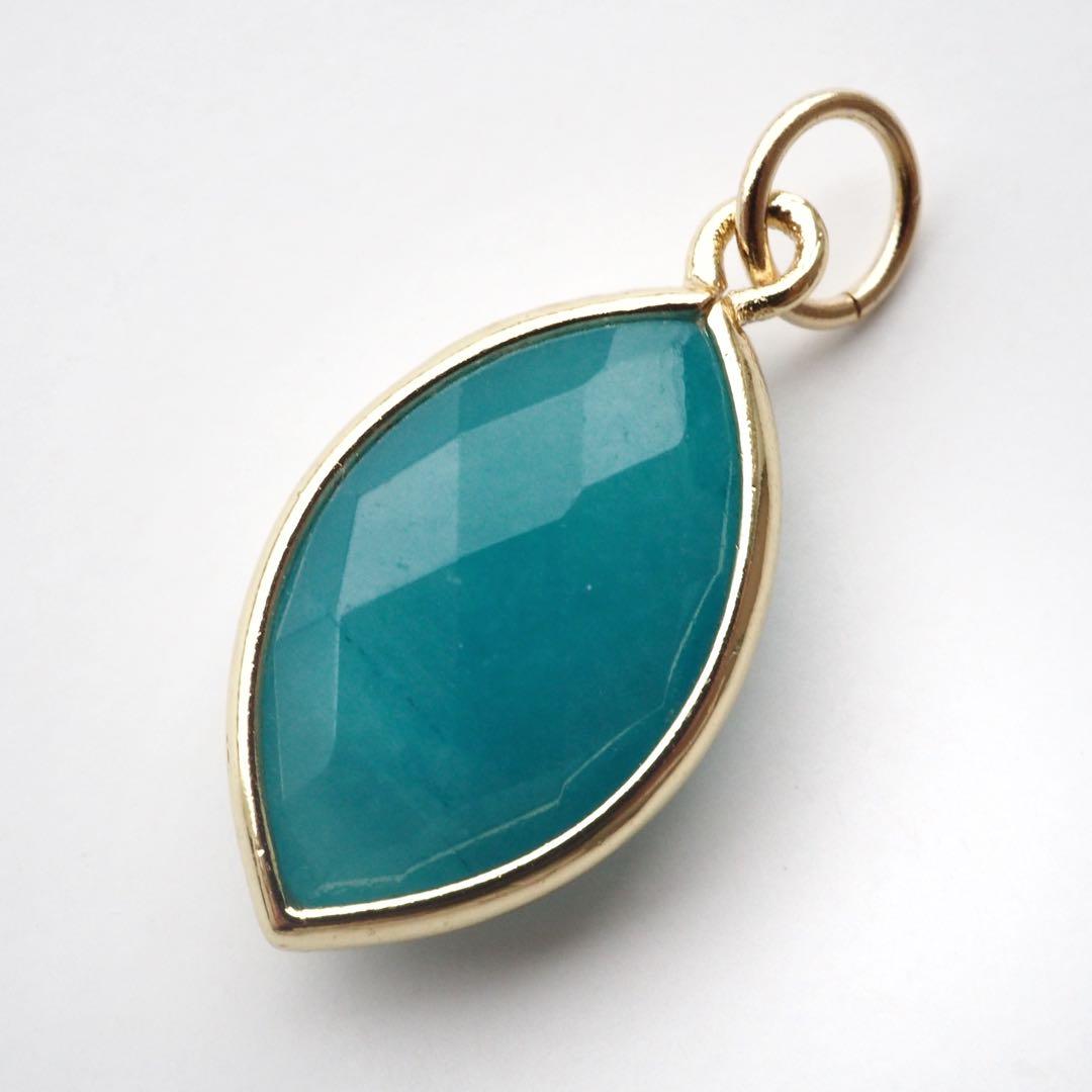 【抹茶】《1点限定/現品です》サニーグリーン翡翠の大粒枠留めトップ