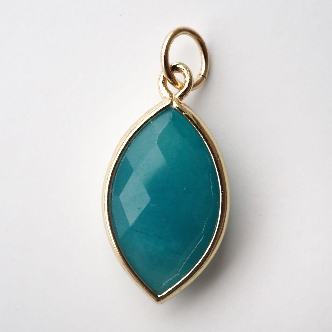 【抹茶】《1点限定/現品です》サニーグリーン翡翠の大粒枠留めトップ