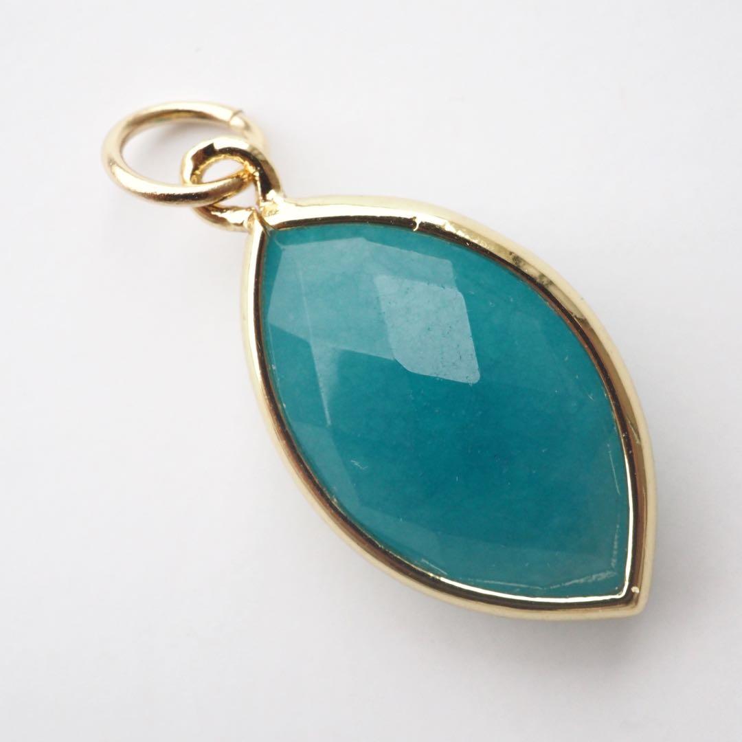 【抹茶】《1点限定/現品です》サニーグリーン翡翠の大粒枠留めトップ