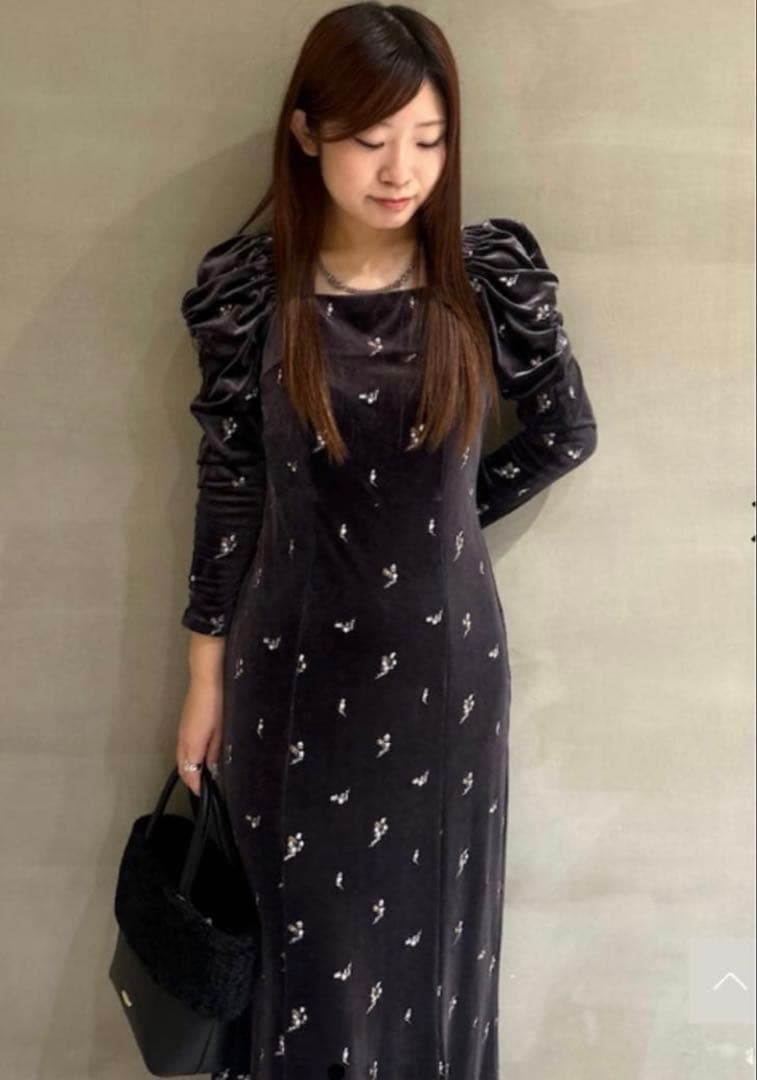 専用LILY BROWN☆フラワーエンブロイダリースクエアネックベロアワンピース