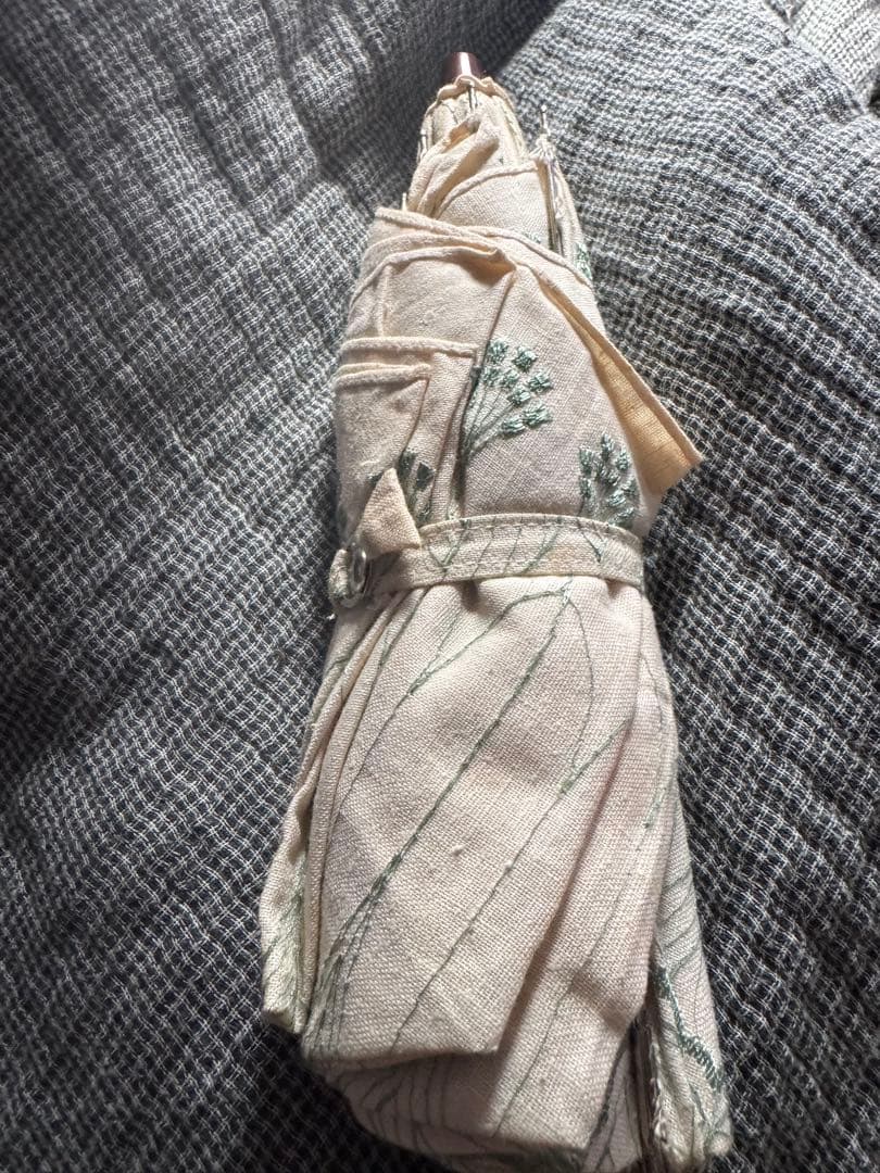 上品なビンテージ麻の折り畳み日傘　刺繍が涼しげ　カバー付　雅姫お好きな方にも