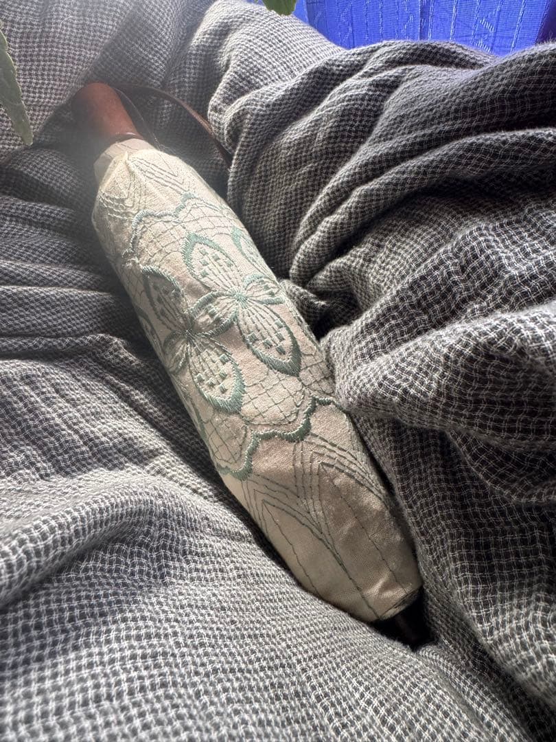 上品なビンテージ麻の折り畳み日傘　刺繍が涼しげ　カバー付　雅姫お好きな方にも