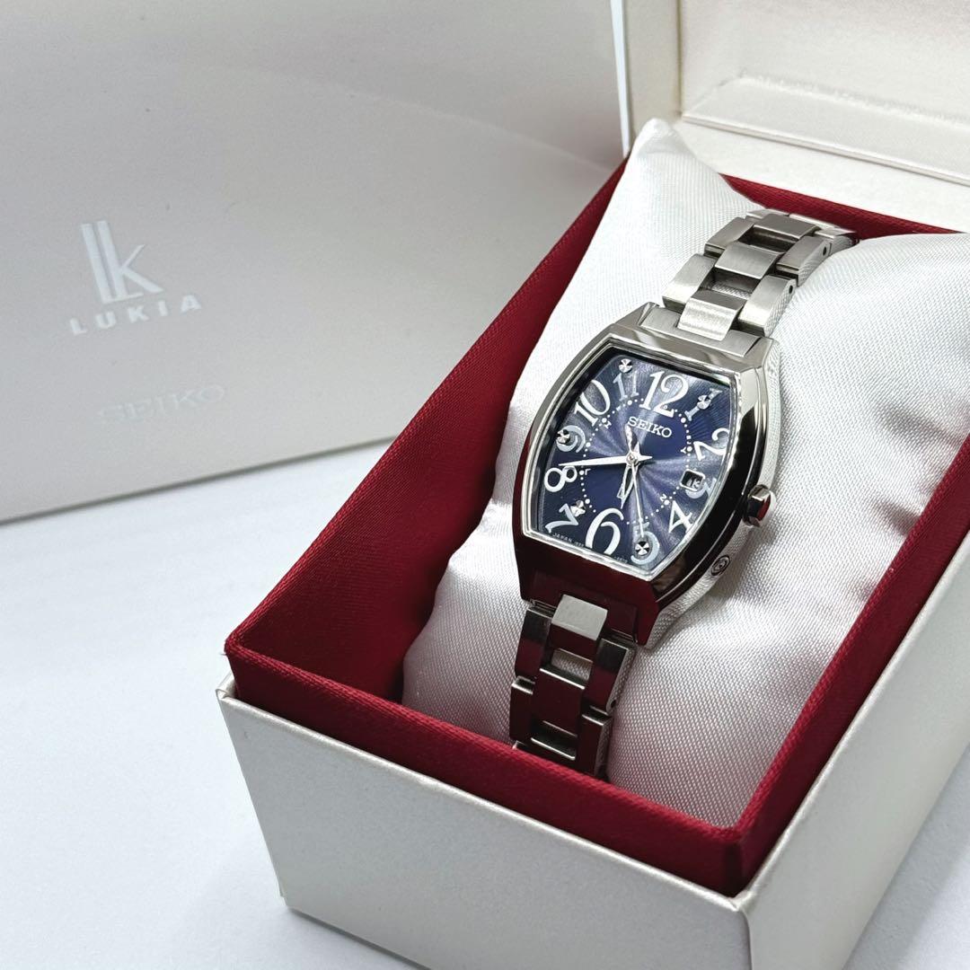 【未使用級】付属品完備 SEIKO LUKIA ソーラー シルバー ネイビー