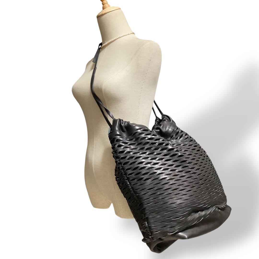 【美品】マルニ　巾着型　ショルダーバッグ　レザー　黒斜め掛けメッシュカットワーク