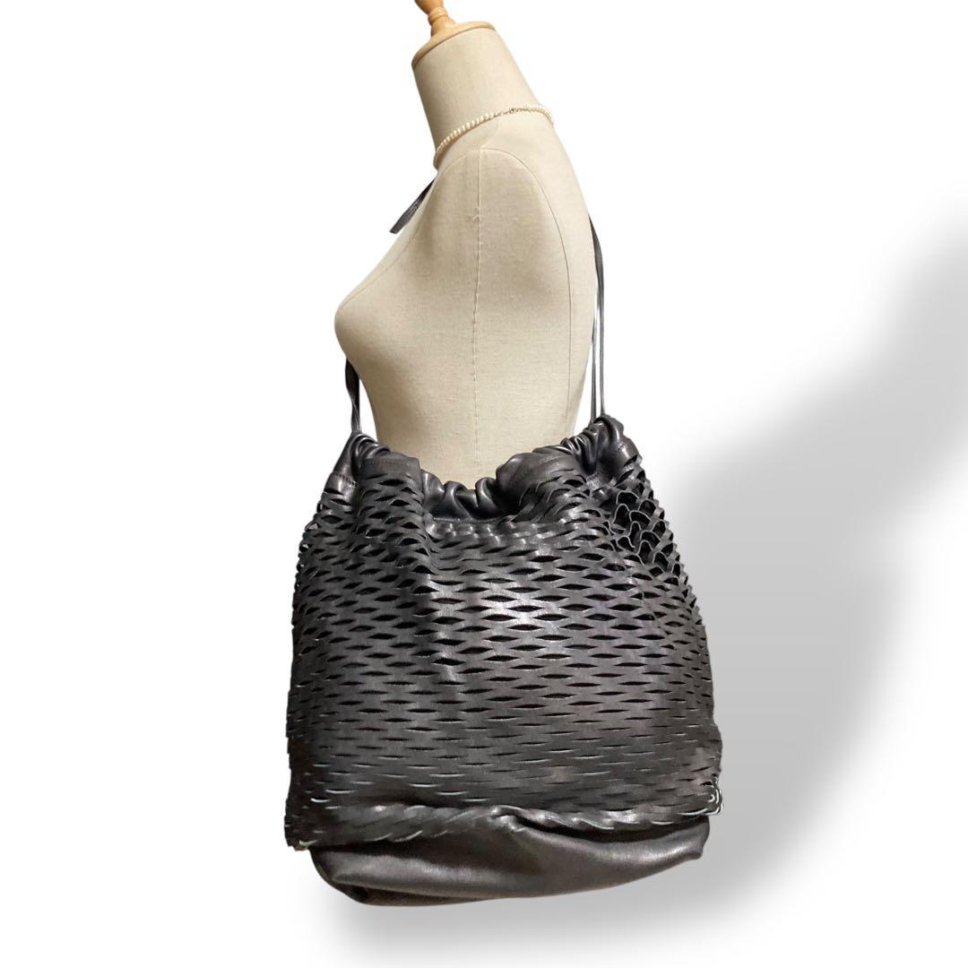 【美品】マルニ　巾着型　ショルダーバッグ　レザー　黒斜め掛けメッシュカットワーク