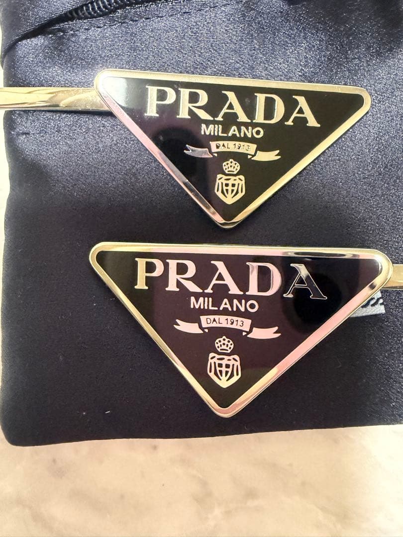 プラダ　トライアングルヘアピン　シルバー