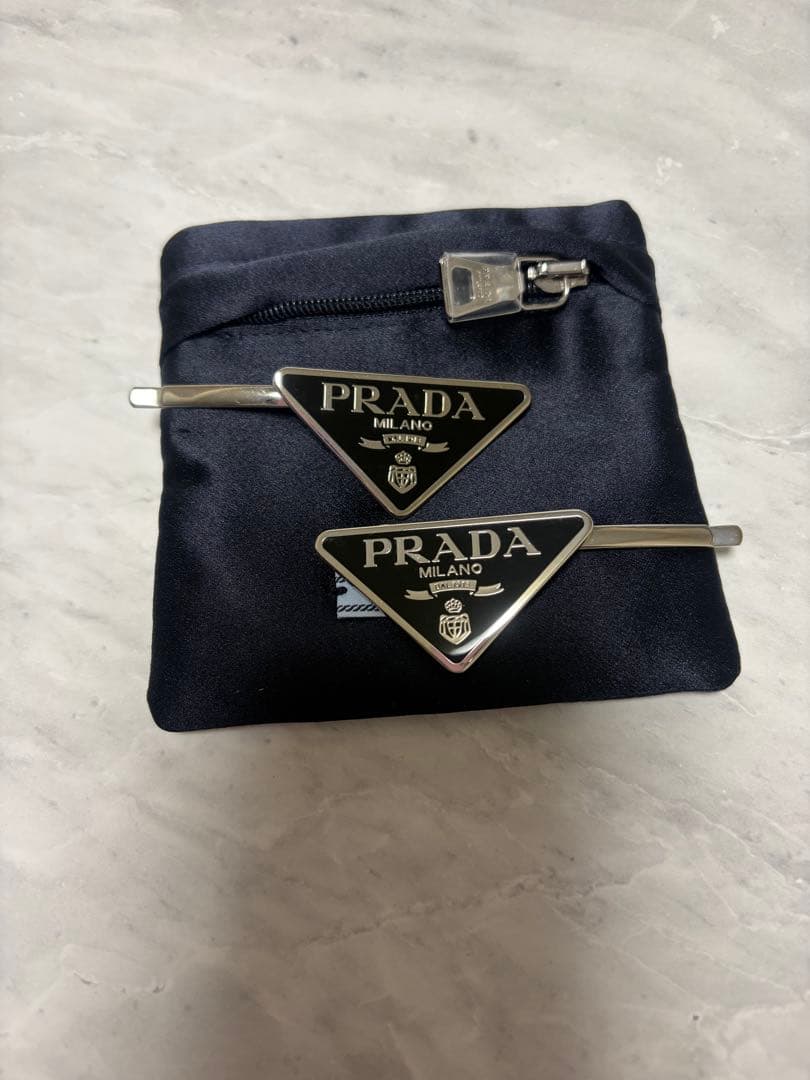 プラダ　トライアングルヘアピン　シルバー