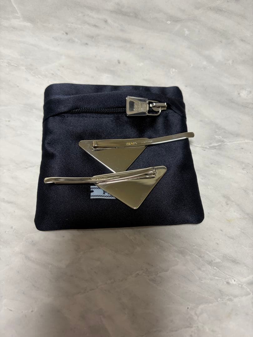 プラダ　トライアングルヘアピン　シルバー