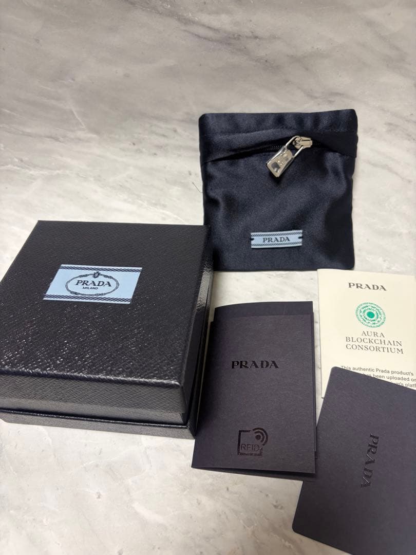 プラダ　トライアングルヘアピン　シルバー