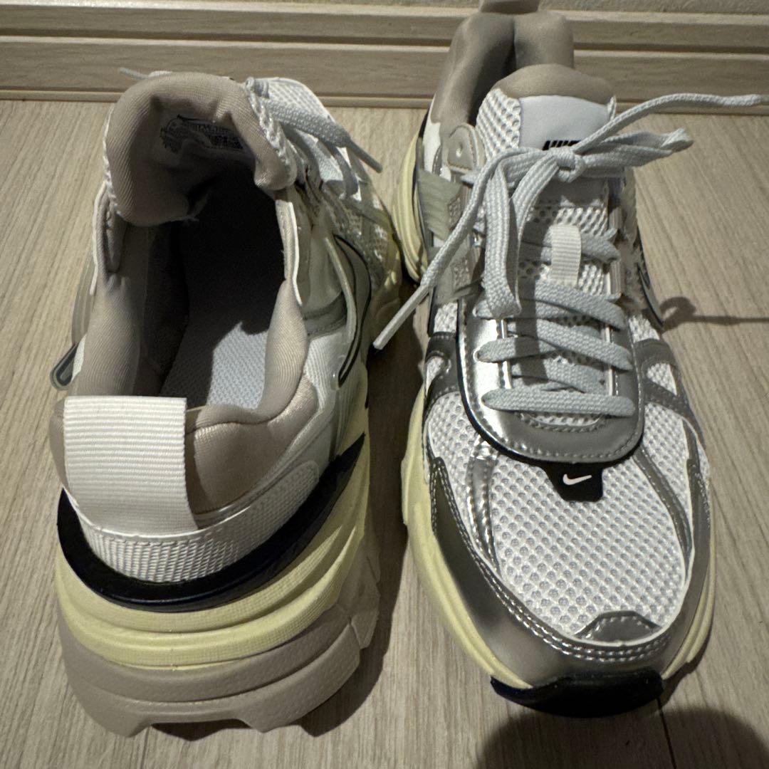 たた様 NIKE スニーカー V2KRAN ウィメンズ24.5