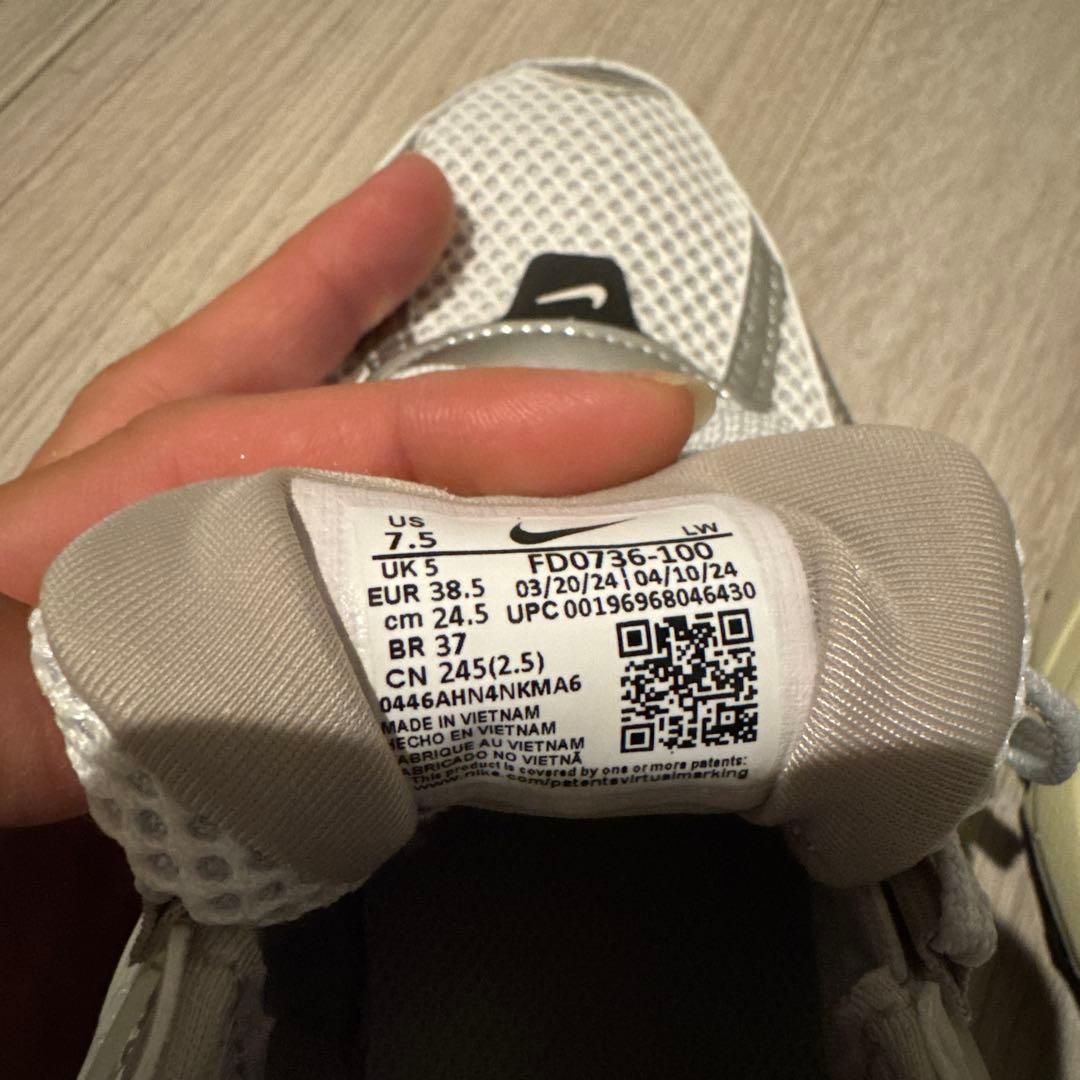 たた様 NIKE スニーカー V2KRAN ウィメンズ24.5