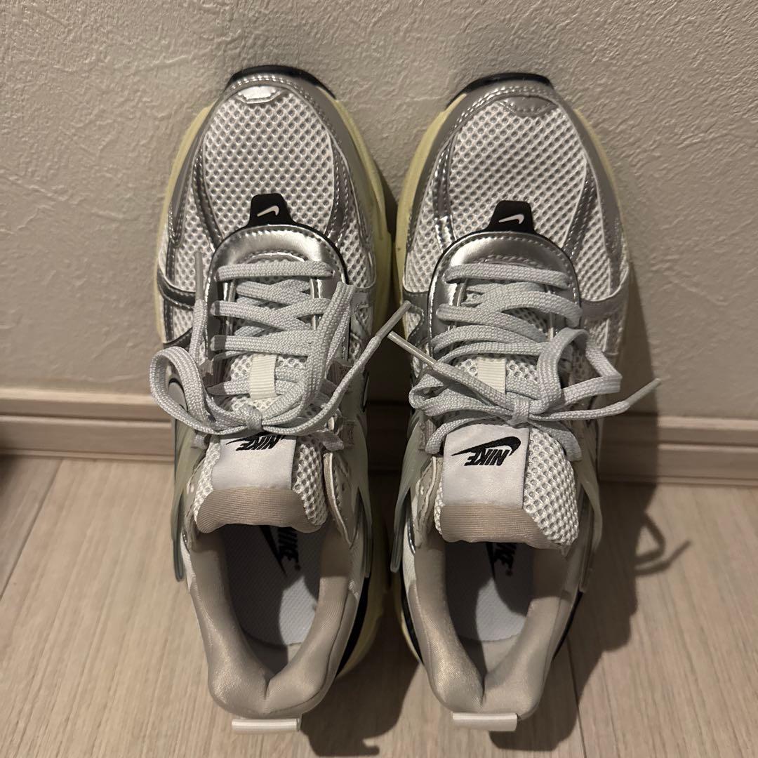 たた様 NIKE スニーカー V2KRAN ウィメンズ24.5