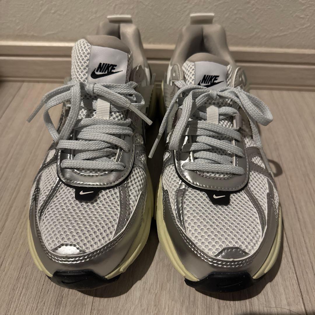 たた様 NIKE スニーカー V2KRAN ウィメンズ24.5