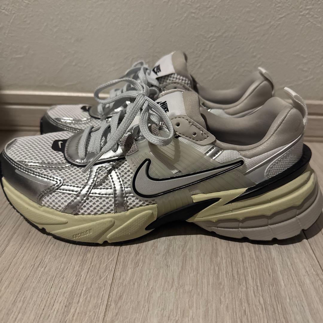 たた様 NIKE スニーカー V2KRAN ウィメンズ24.5