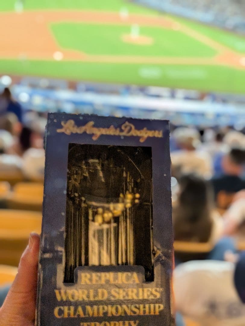 ドジャーススタジアム限定配布　 レプリカワールドシリーズトロフィー