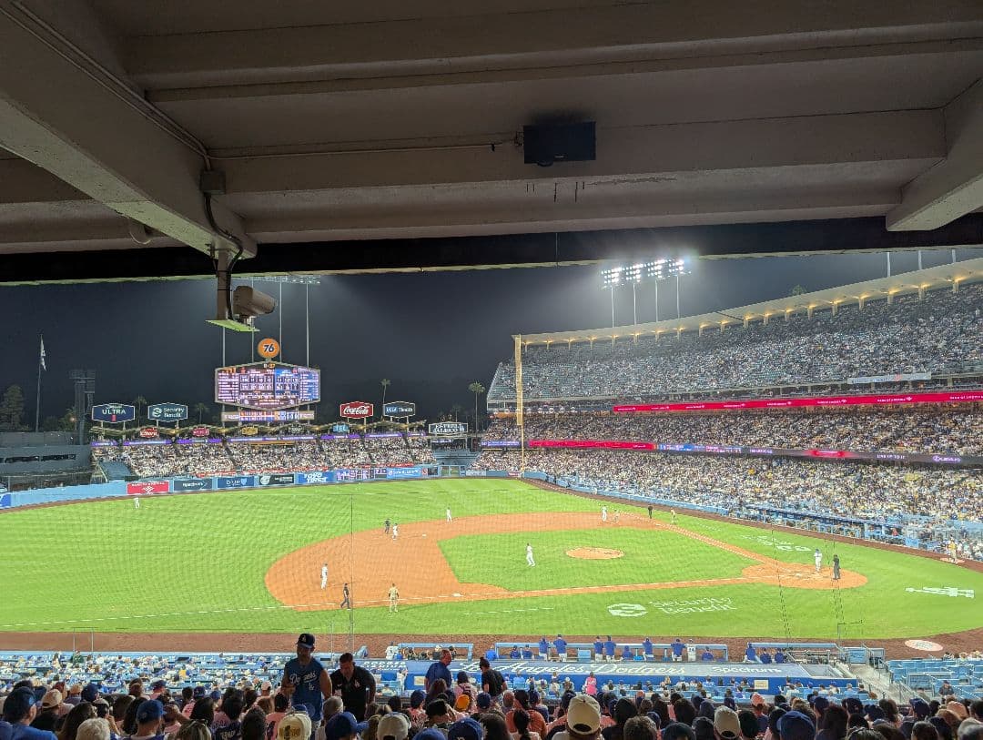 ドジャーススタジアム限定配布　 レプリカワールドシリーズトロフィー