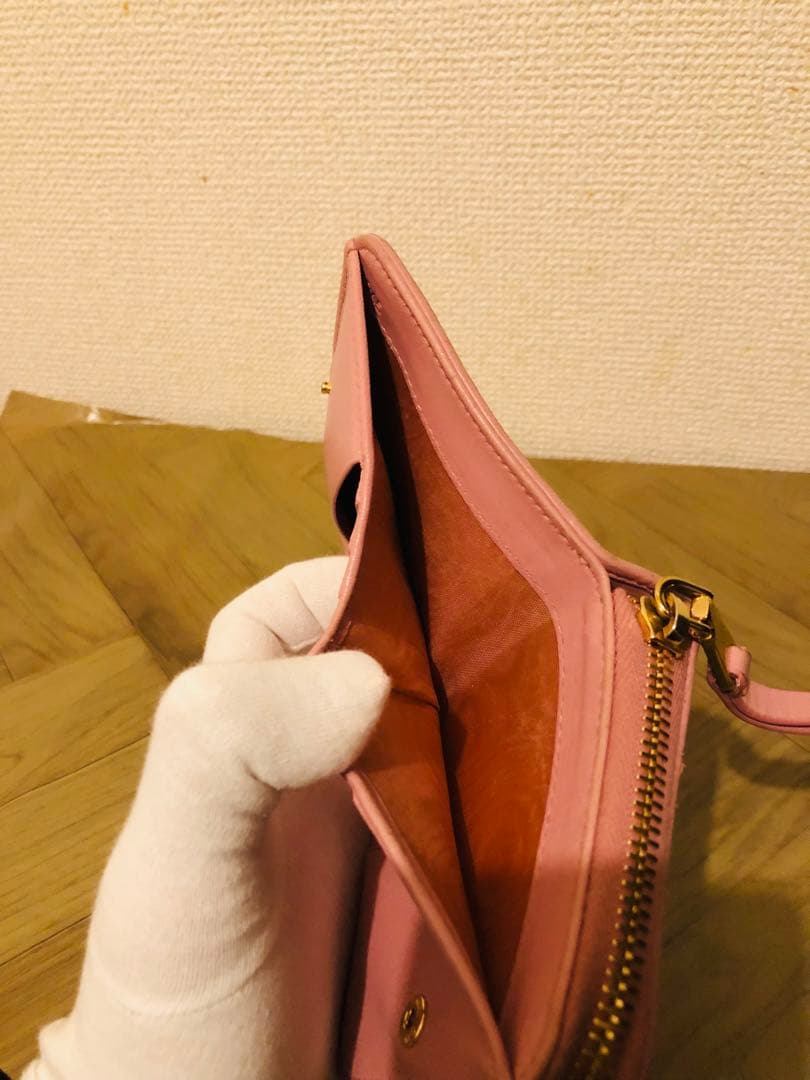 MIU MIU ピンクレザー 二つ折り財布