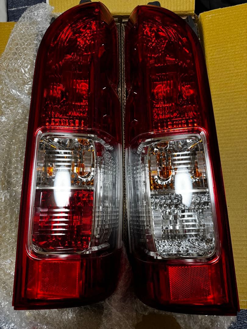 200系ハイエース 純正テールランプ 寒冷地仕様 新車外し