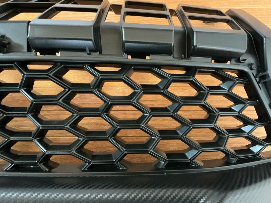 スイフトスポーツzc33sのフロントグリル・フォグランプベゼル・エンブレム