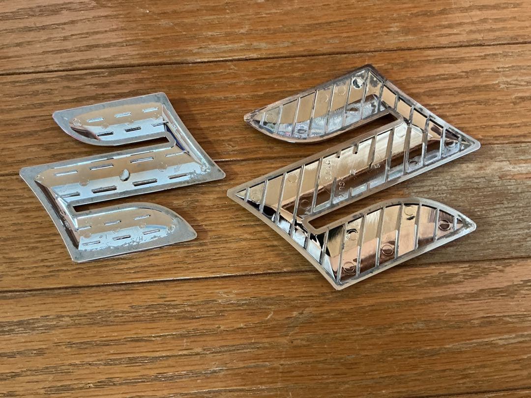 スイフトスポーツzc33sのフロントグリル・フォグランプベゼル・エンブレム