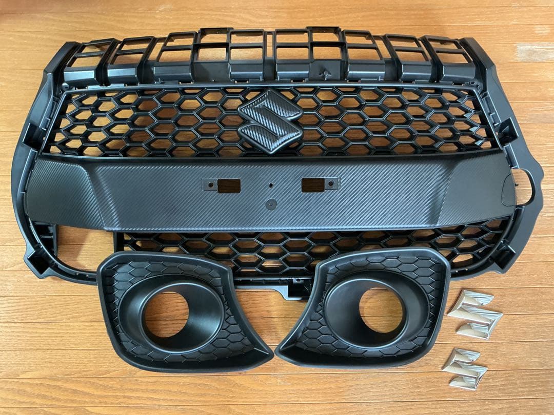 スイフトスポーツzc33sのフロントグリル・フォグランプベゼル・エンブレム