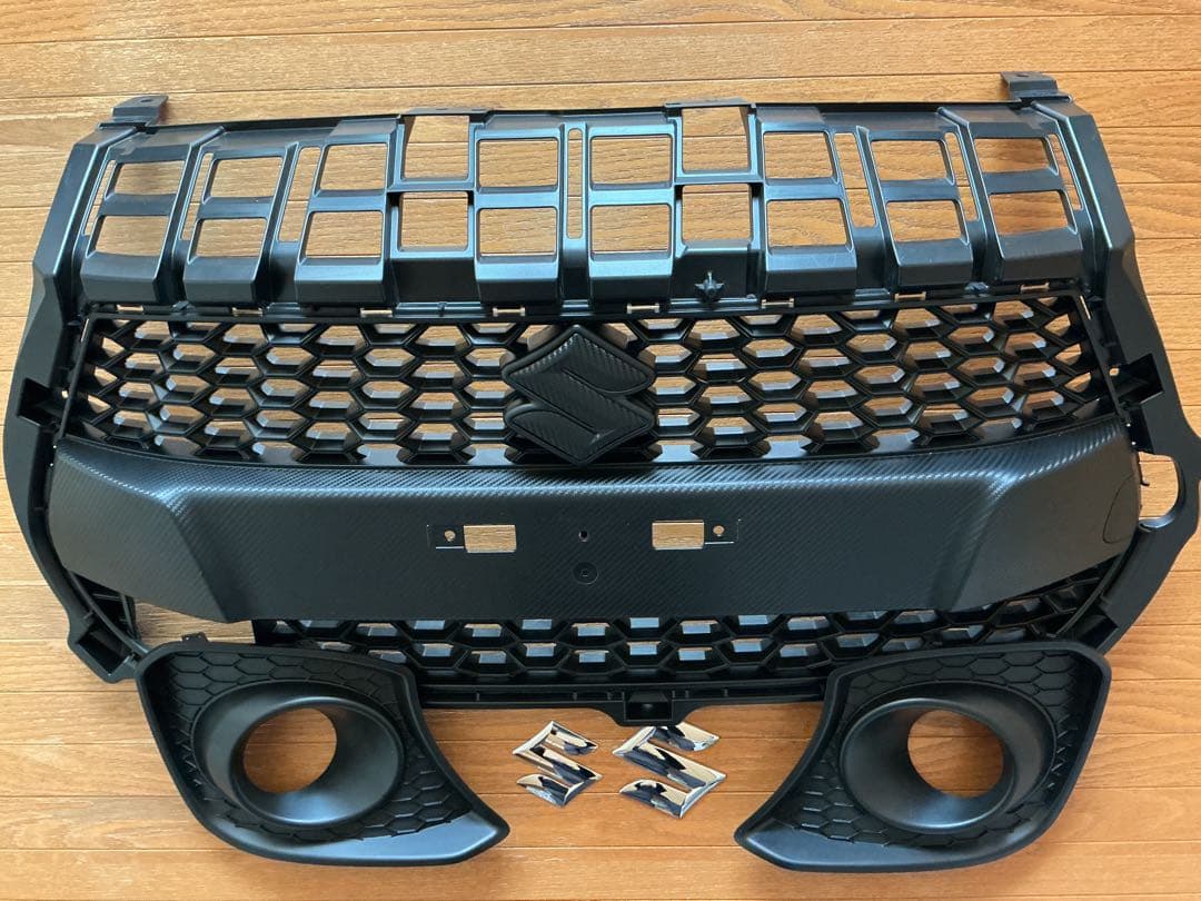 スイフトスポーツzc33sのフロントグリル・フォグランプベゼル・エンブレム