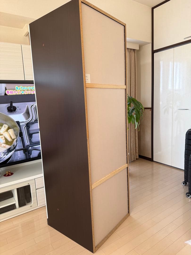 アン ホワイトとダークブラウンの大型収納キャビネット