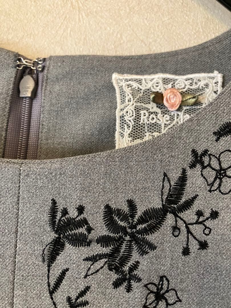 ローズティアラ　42 ジュエル　グレーワンピース　刺繍