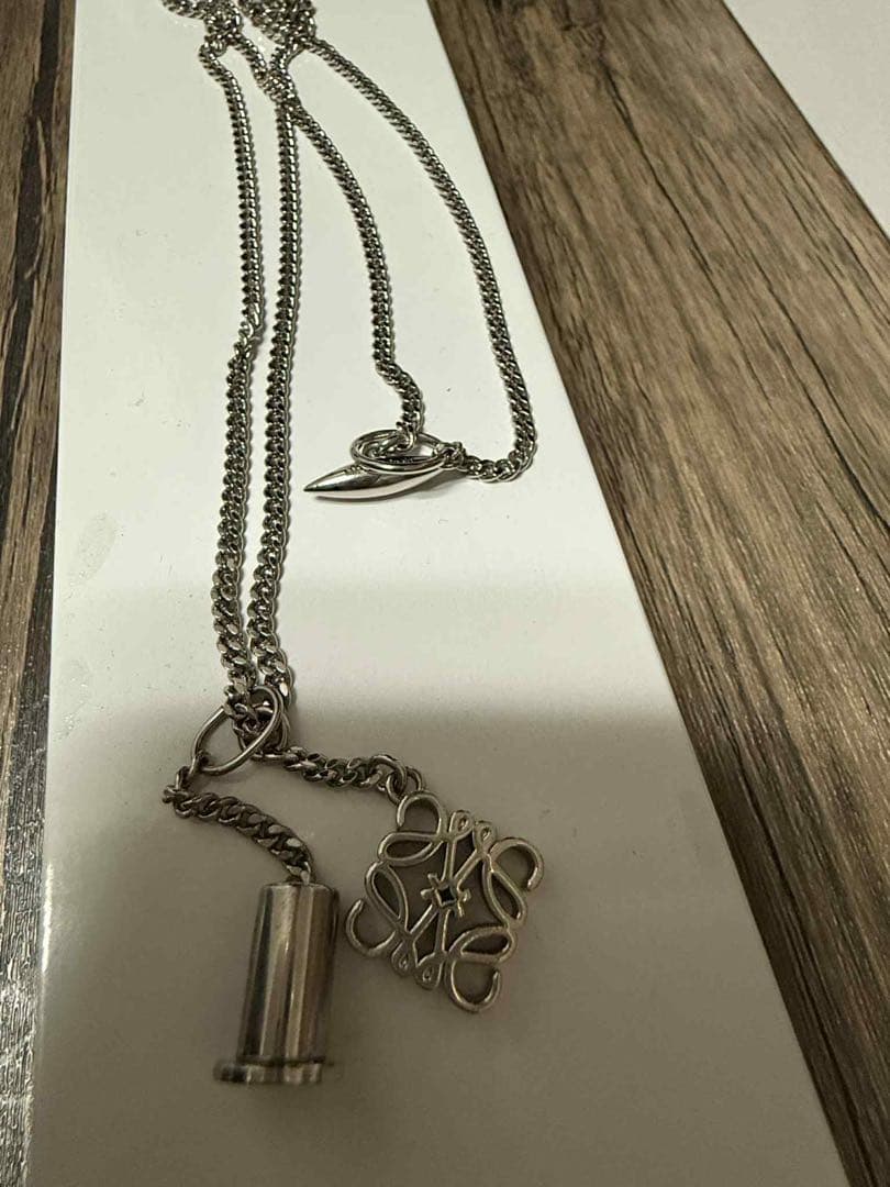 LOEWE ロエベのネックレスをネットで調べたら、元の値段は50000円でした