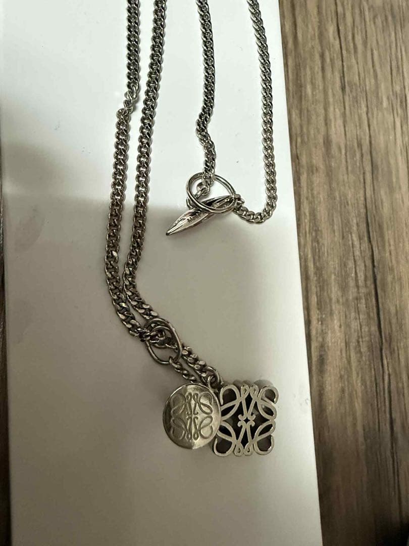 LOEWE ロエベのネックレスをネットで調べたら、元の値段は50000円でした