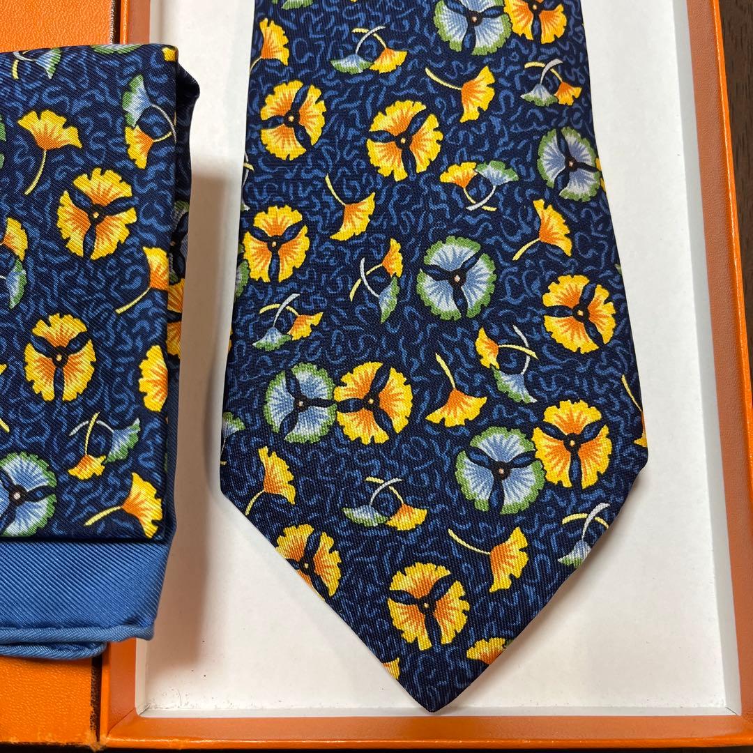 美品　エルメス　ネクタイ、カレ40 紺　花柄　結婚式