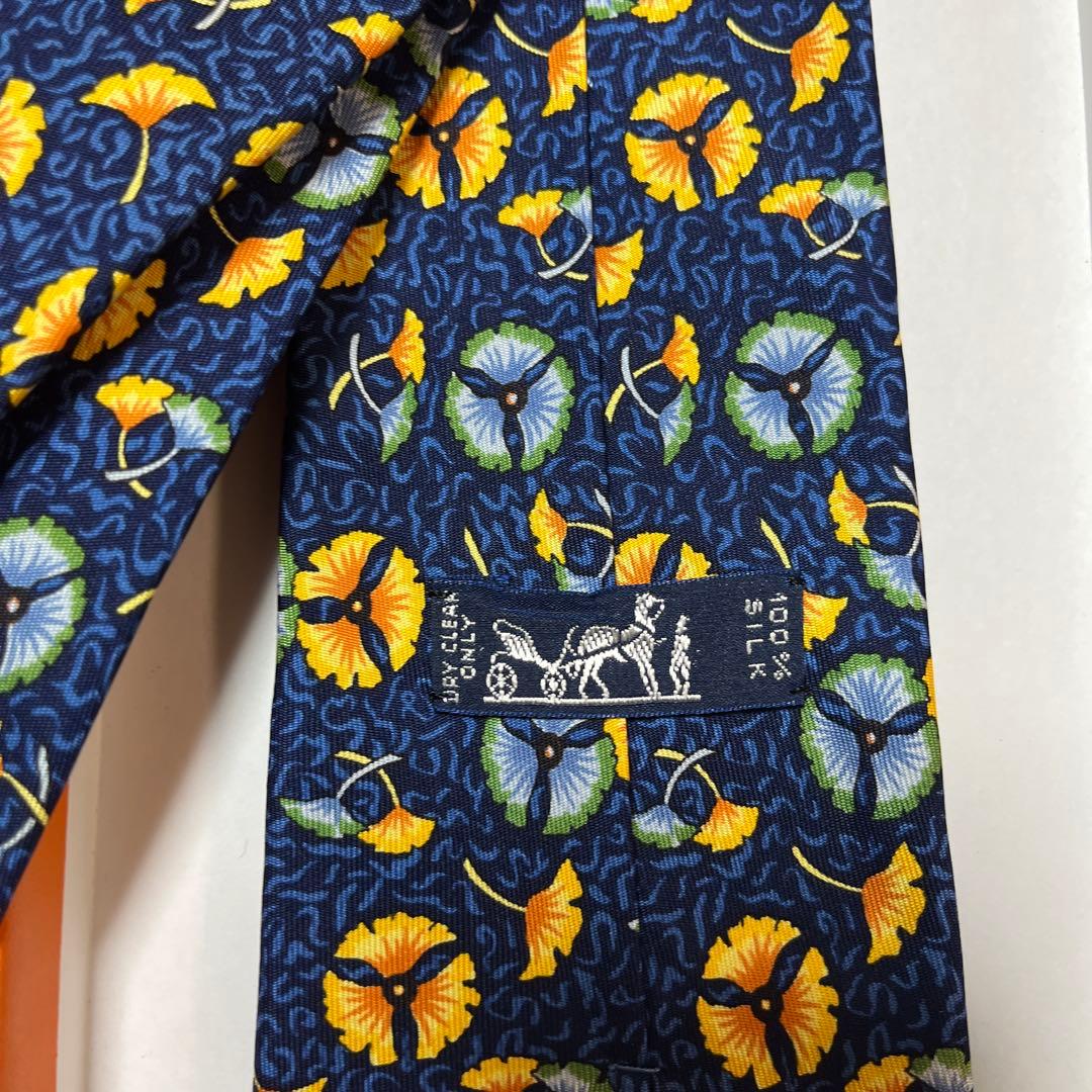 美品　エルメス　ネクタイ、カレ40 紺　花柄　結婚式