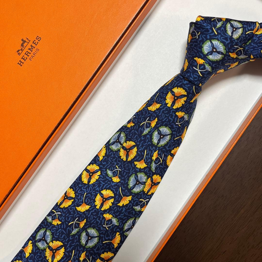 美品　エルメス　ネクタイ、カレ40 紺　花柄　結婚式