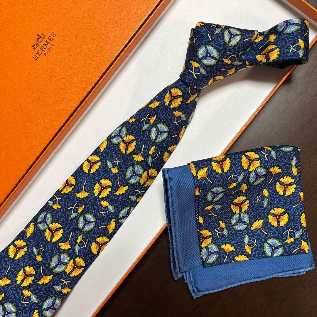 美品　エルメス　ネクタイ、カレ40 紺　花柄　結婚式