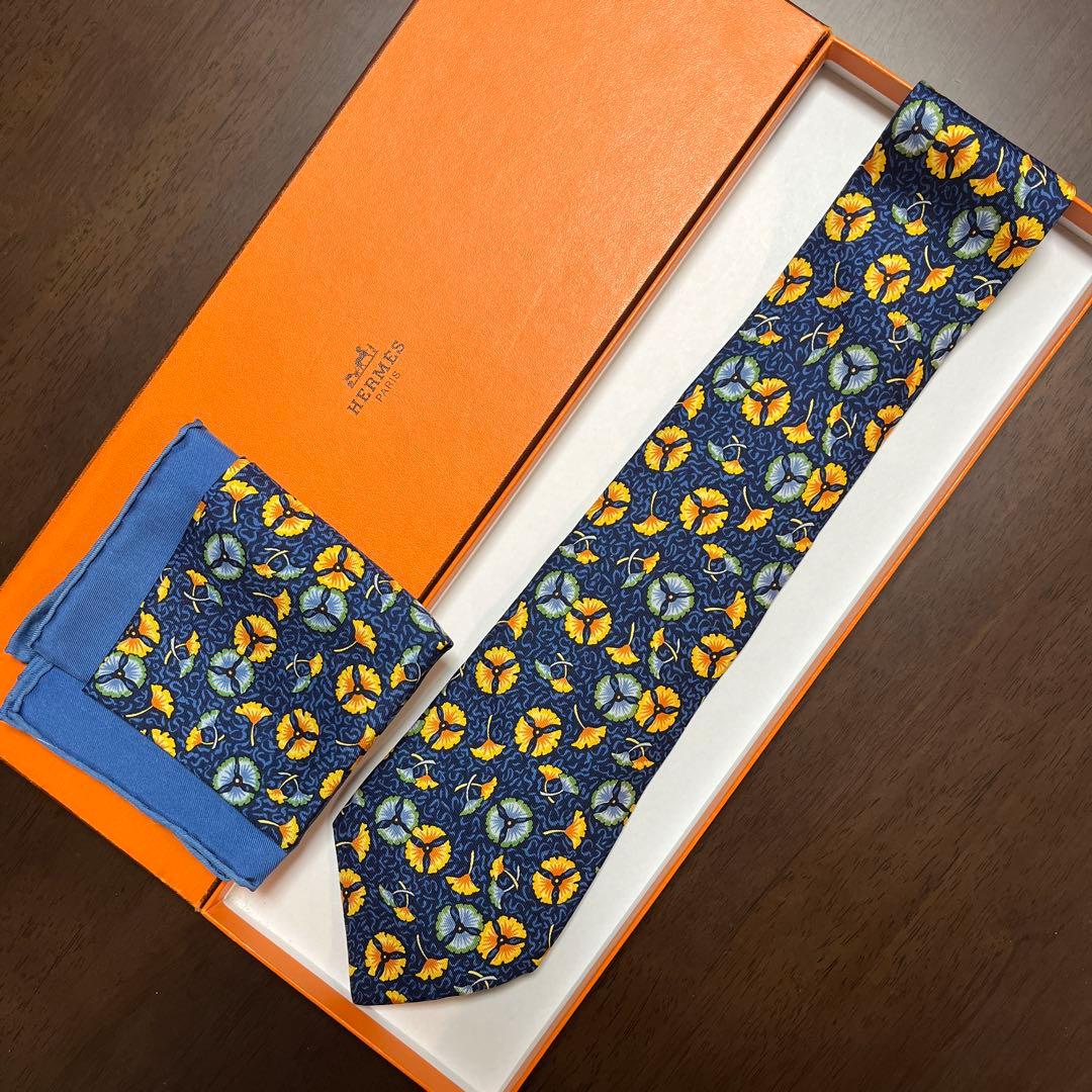 美品　エルメス　ネクタイ、カレ40 紺　花柄　結婚式