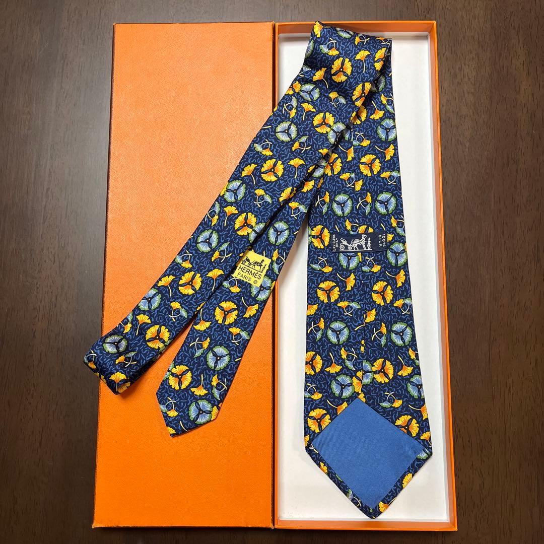 美品　エルメス　ネクタイ、カレ40 紺　花柄　結婚式