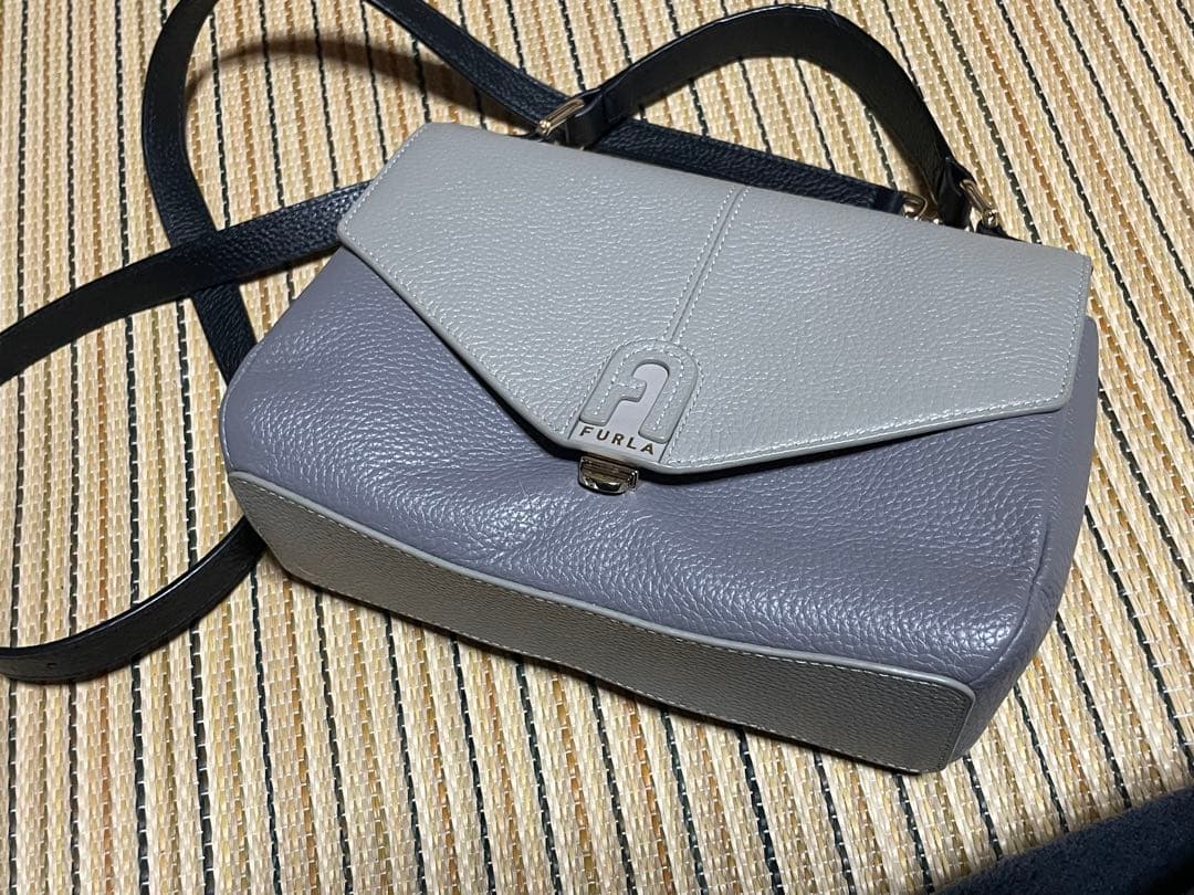 フルラ ショルダーバッグ ダフネ レザー アーチロゴ