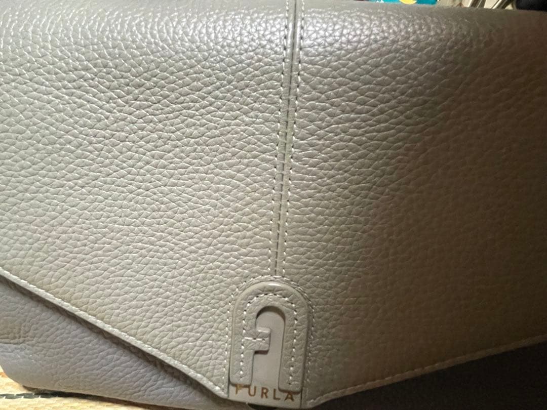 フルラ ショルダーバッグ ダフネ レザー アーチロゴ