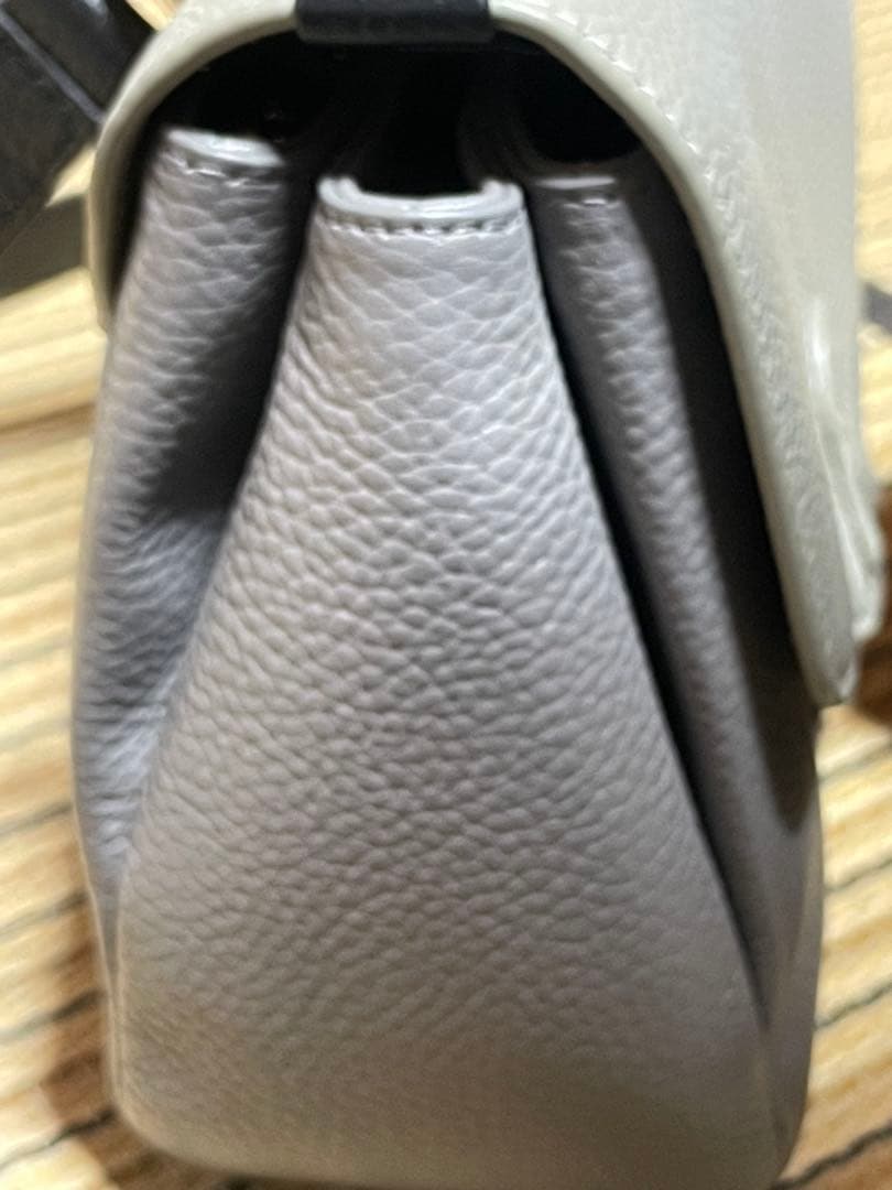 フルラ ショルダーバッグ ダフネ レザー アーチロゴ