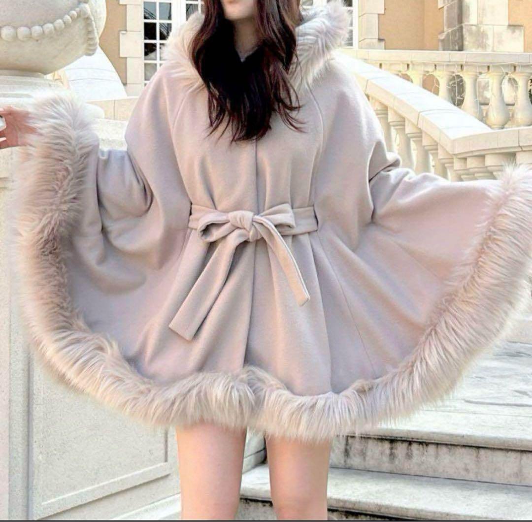 ロイヤルパーティー フードファーケープコートピンクベージュ