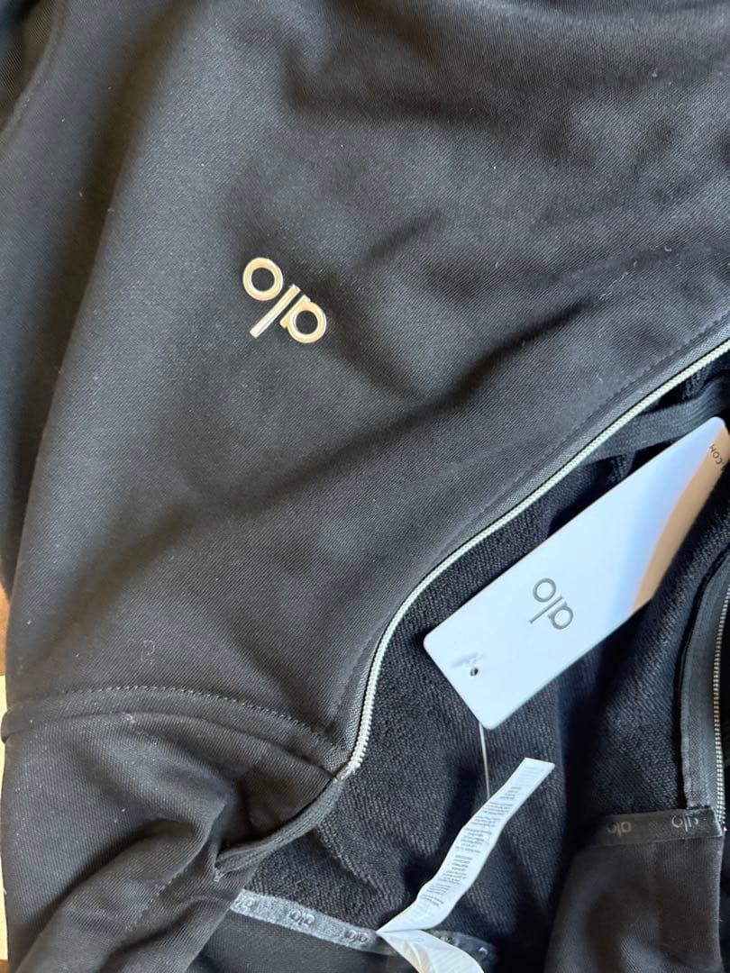 新品未使用Alo yoga 黒 ジップアップパーカーLサイズ