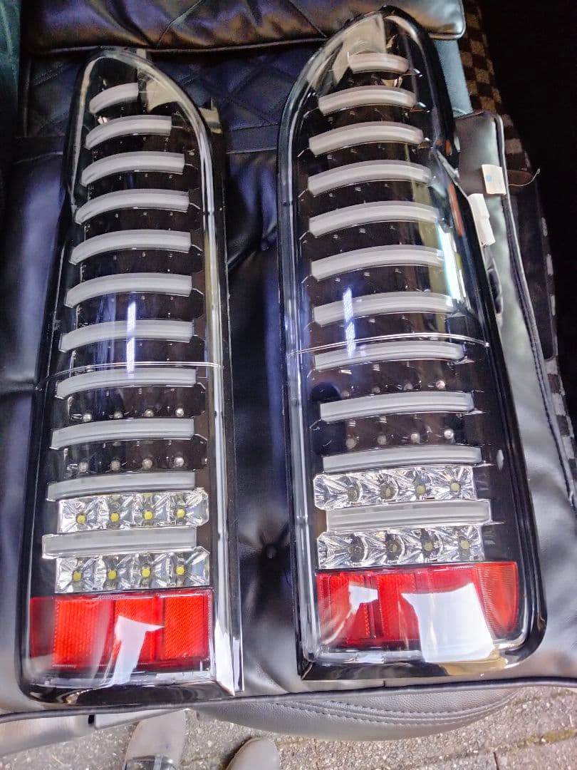 美品ハイエースレジアスエースLEDテールインナーブラックチューブテール 車検OK