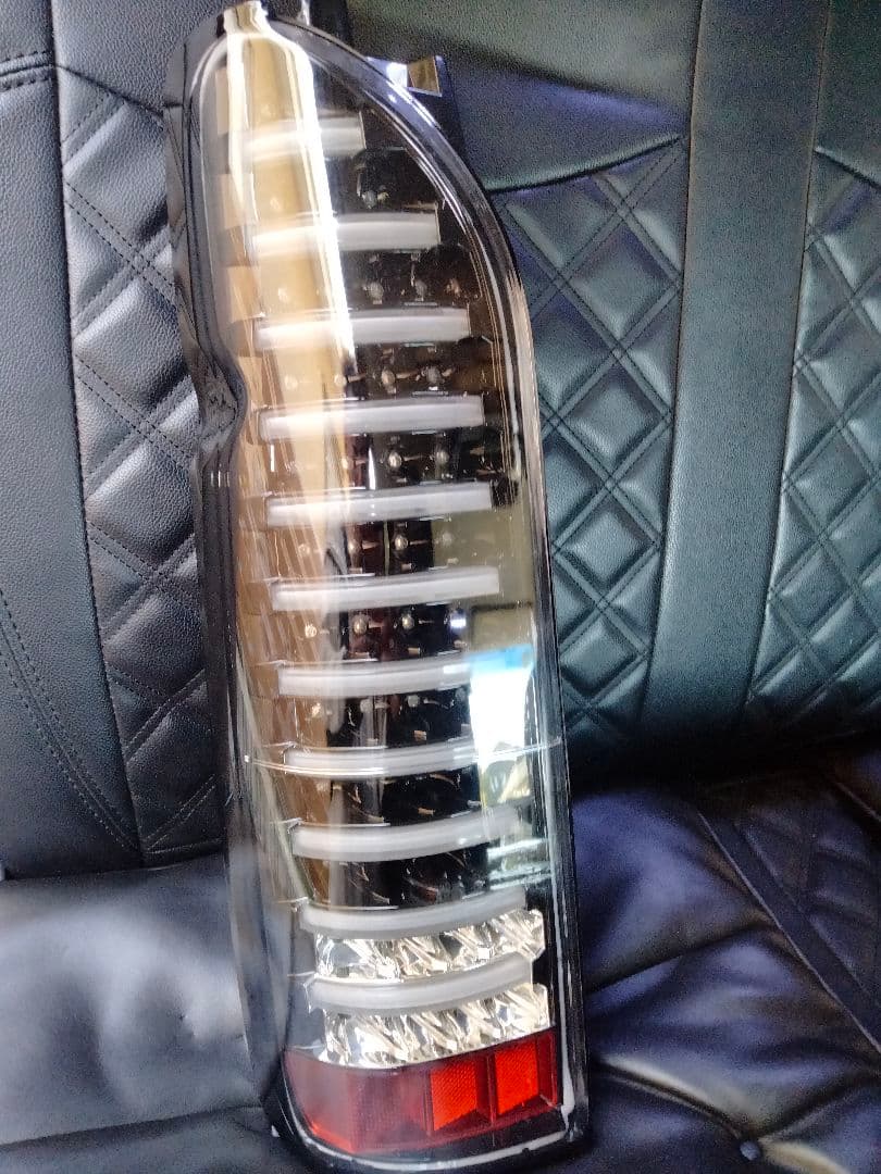 美品ハイエースレジアスエースLEDテールインナーブラックチューブテール 車検OK