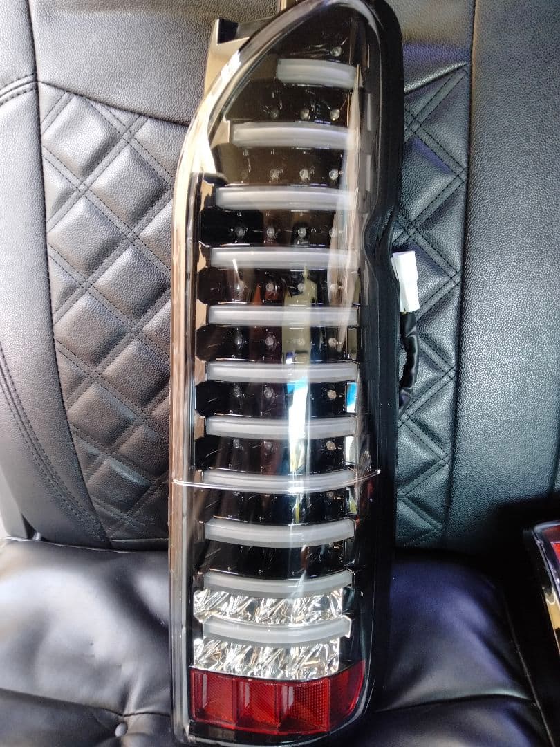 美品ハイエースレジアスエースLEDテールインナーブラックチューブテール 車検OK